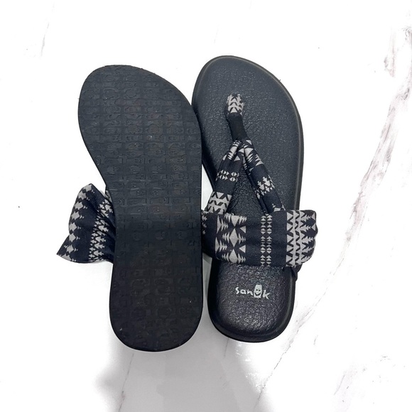 Sanuk Black and Gray Patterned Sandals 7 - Picture 3 of 7